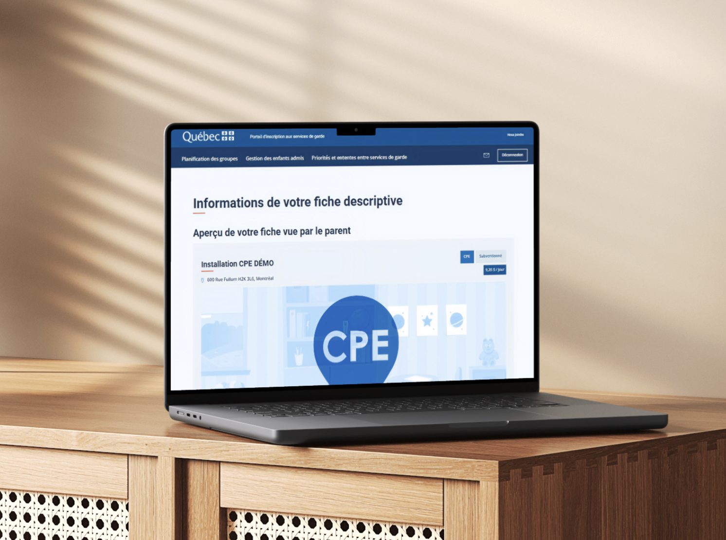 Portail PISG affiché sur un MacBook posé sur un meuble en bois